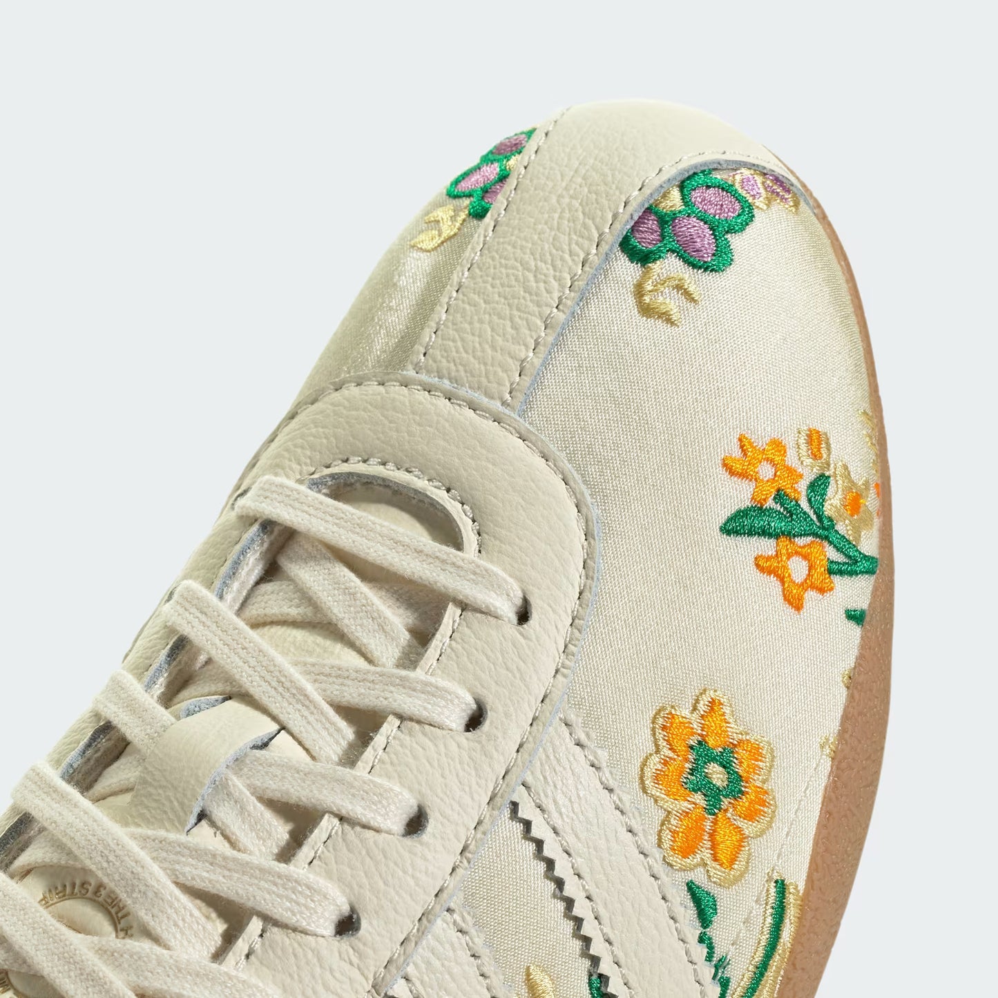 Bordado floral en blanco crema