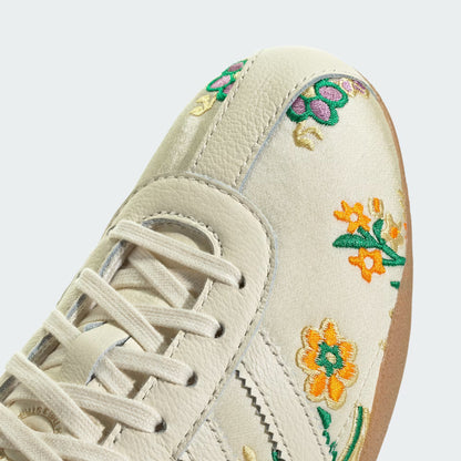 Bordado floral en blanco crema