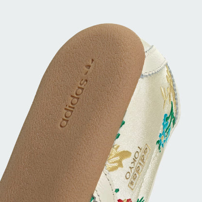 Bordado floral en blanco crema