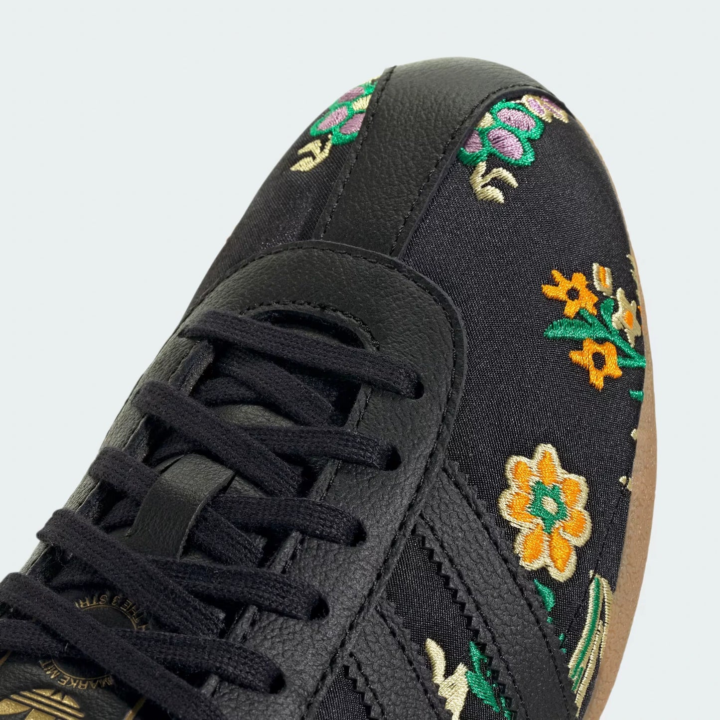 Bordado floral negro
